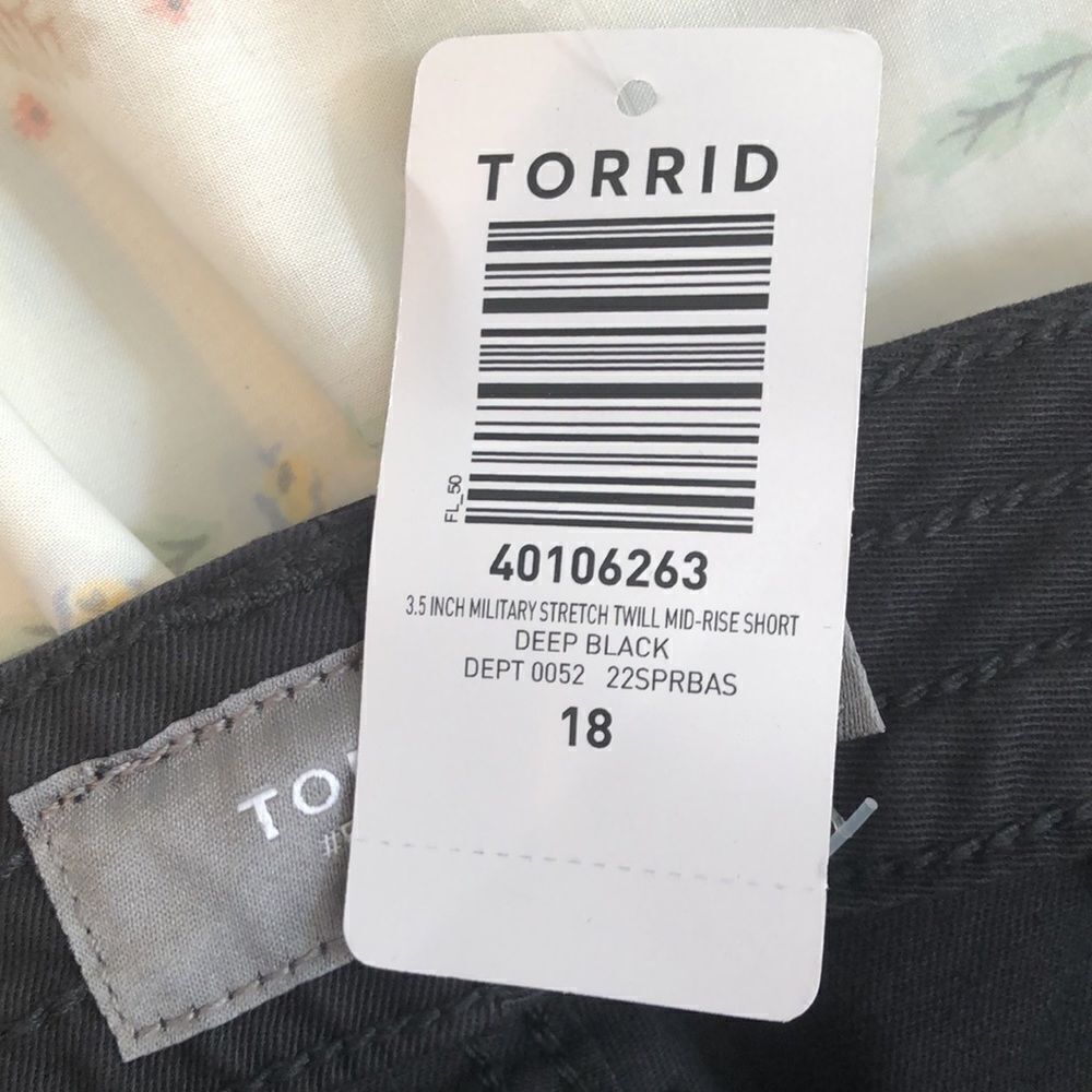 Torrid 3.5” Military Stretch Twill Mid-rise Short Size 18 NWT Deep black - Picture 7 of 8